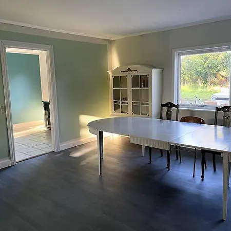 Stort Rummeligt Hus * Stege